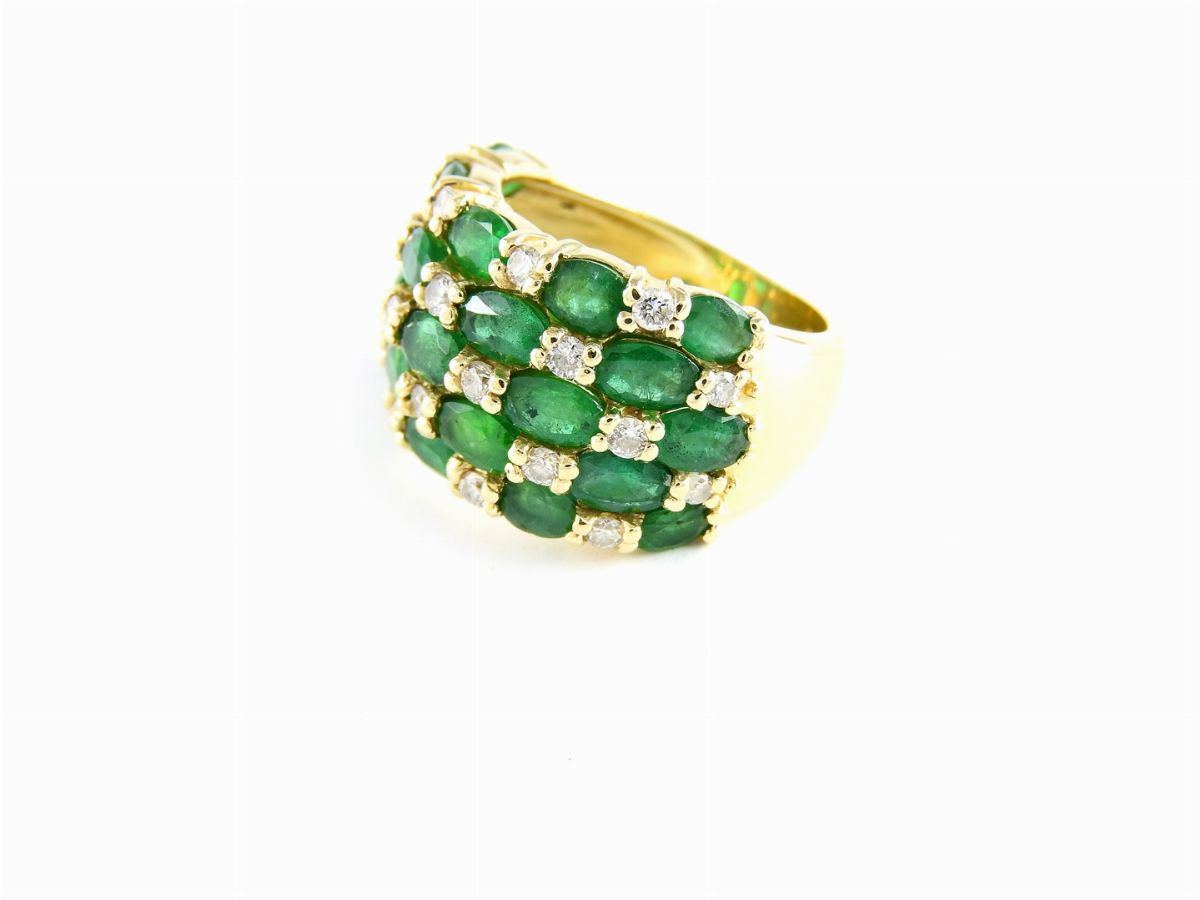 Anello a Fascia in Oro Giallo con Diamanti e Smeraldi