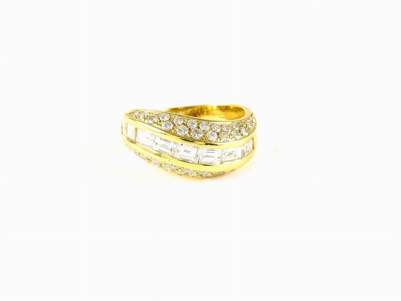 Anello a Fascia in Oro Giallo e Diamanti