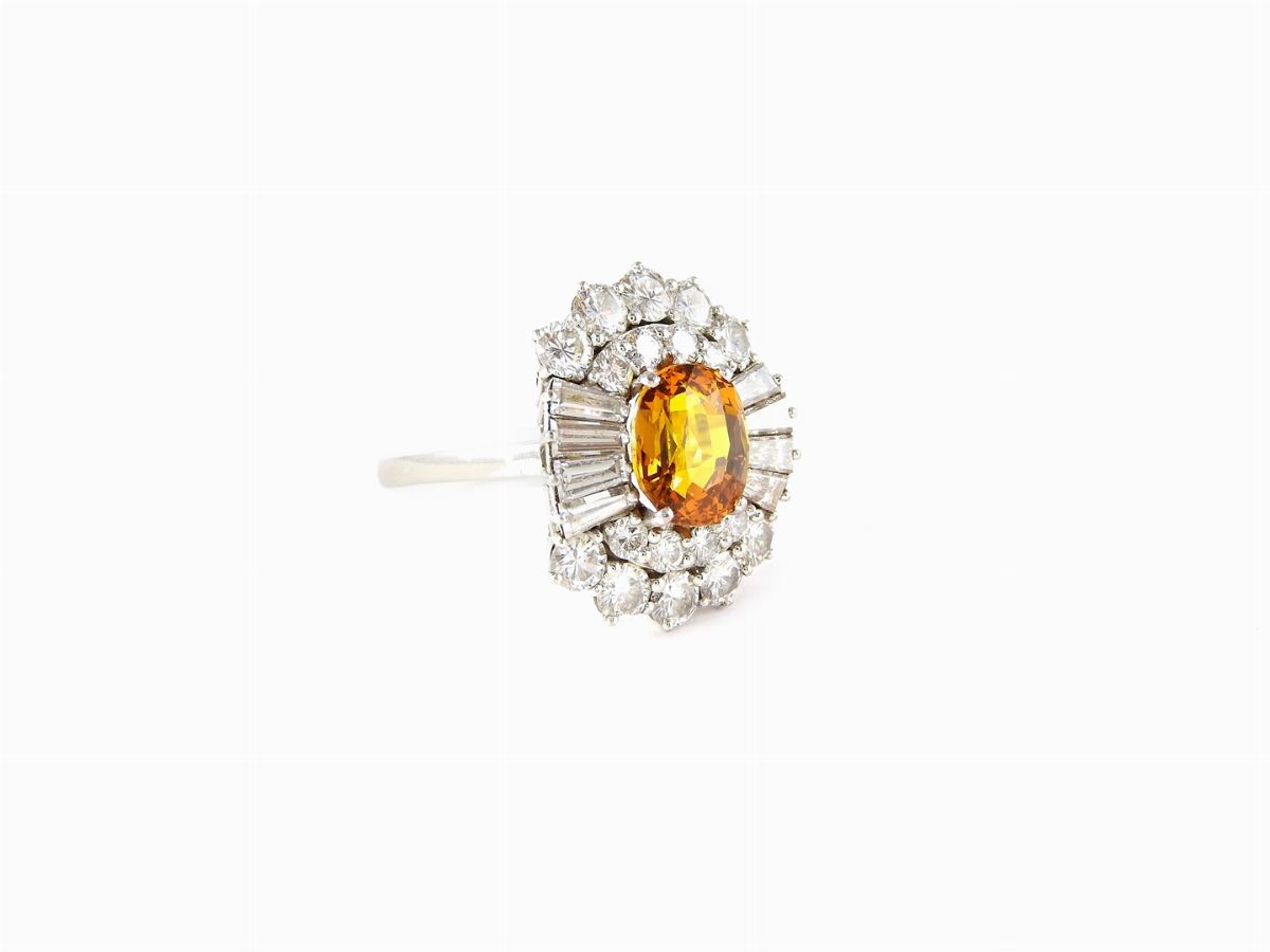 Anello a Margherita in Oro Bianco, Diamanti e Zaffiro Giallo