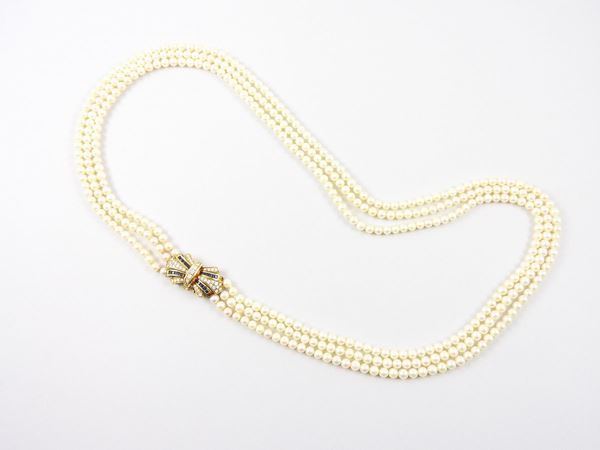Girocolo a tre fili di perle coltivate Akoya con fermezza in oro giallo, diamanti e zaffiri