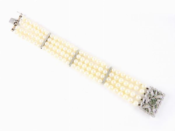 Bracciale a quattro fili di perle coltivate Akoya con fermezza in oro bianco e smeraldi