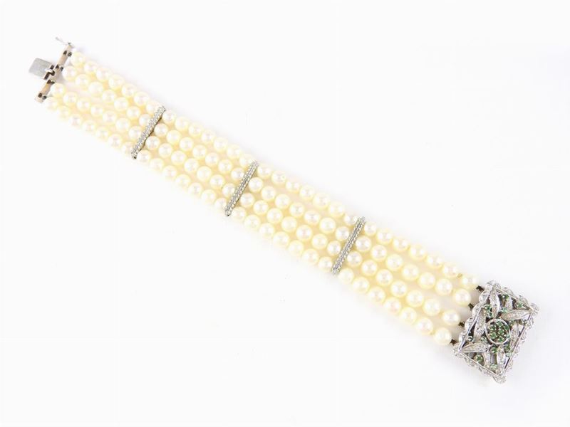 Bracciale a Quattro Fili di Perle Coltivate Akoya con Fermezza in Oro Bianco e Smeraldi