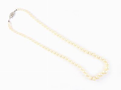 Girocollo Scalare di Perle Coltivate Akoya con Fermezza in Oro Bianco