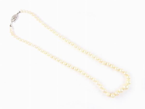 Girocollo scalare di perle coltivate Akoya con fermezza in oro bianco  - Asta Gioielli e Orologi - Seconda Sessione - II - Maison Bibelot - Casa d'Aste Firenze - Milano