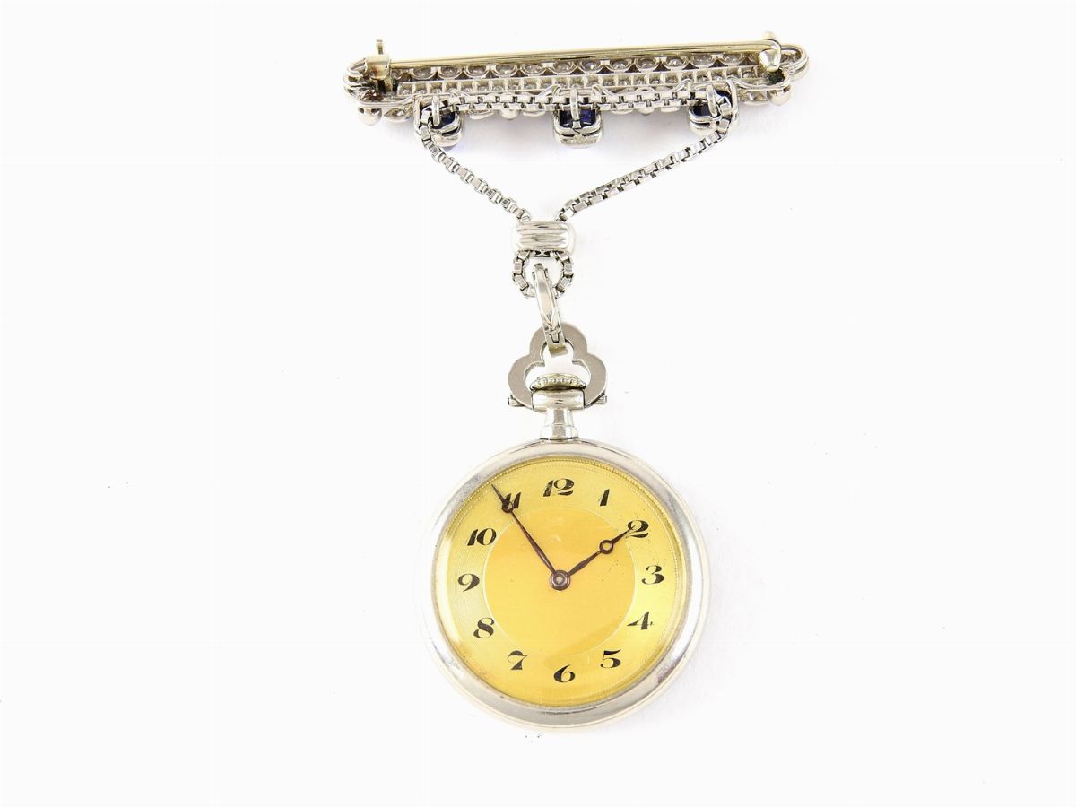 Spilla a Barretta con Appeso Orologio in Oro Bianco, Diamanti e Zaffiri