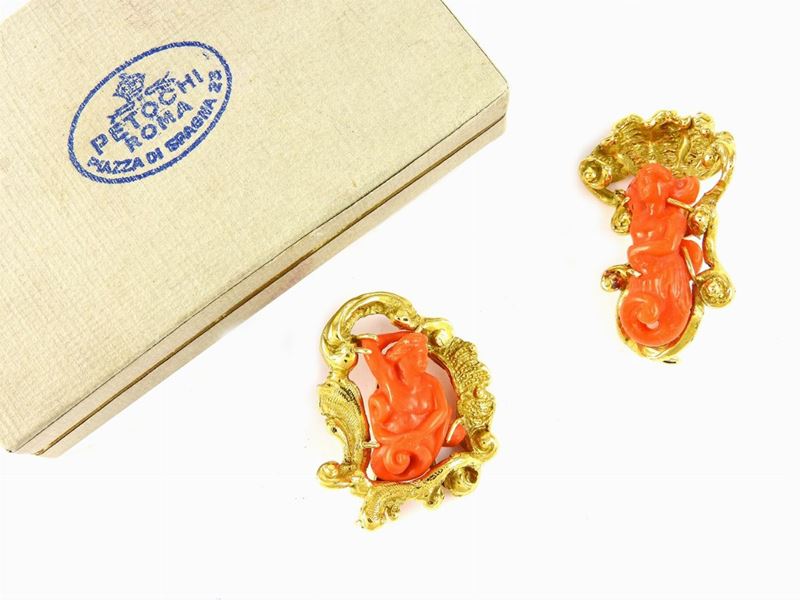 Due Spille Petochi in Oro Giallo e Corallo Rosso Scolpito
