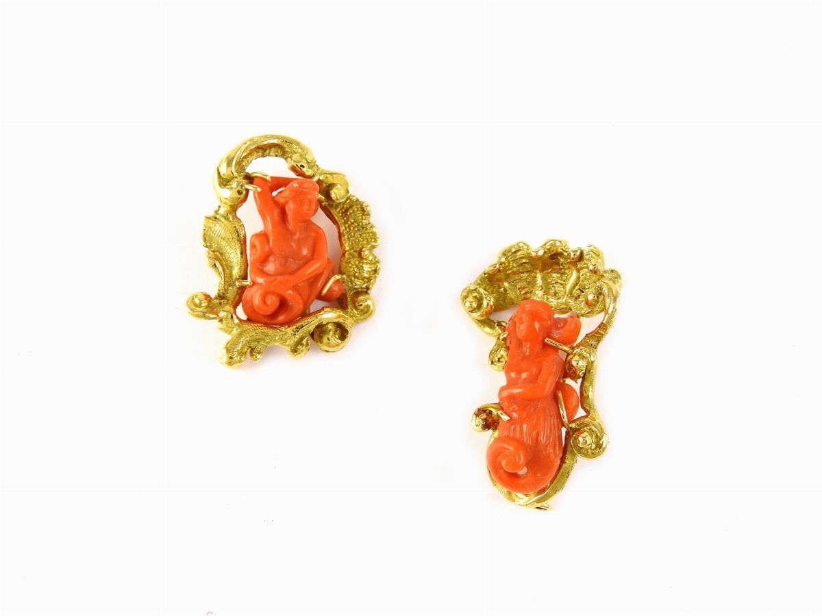 Due Spille Petochi in Oro Giallo e Corallo Rosso Scolpito