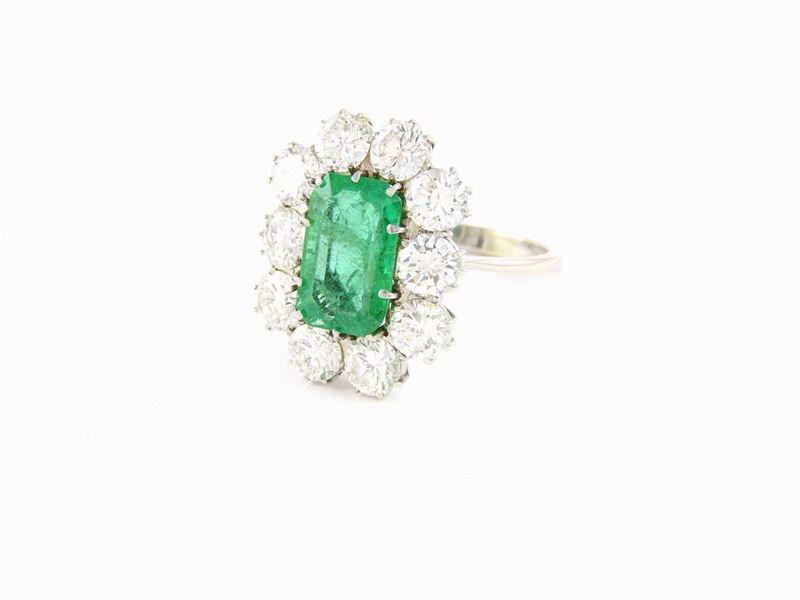 Anello a Margherita in Oro Bianco, Diamanti e Smeraldo