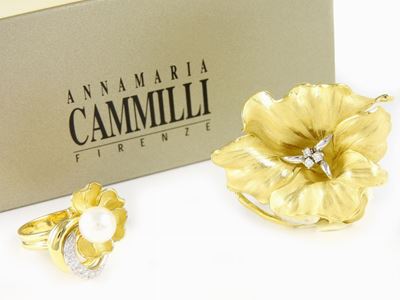Demi Parure Anello "oro in Fiore" e Spilla "pisa" a.M.cammilli in Oro Giallo, Diamanti e Perla