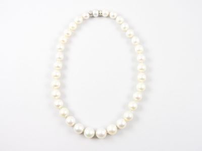 Girocollo Leggermente Scalare di Perle Coltivate South Sea con Fermezza in Oro Bianco e Diamanti