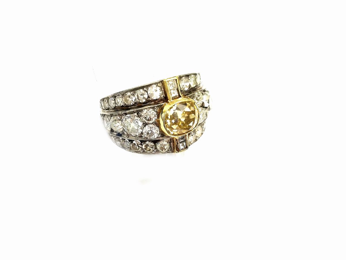Anello a Fascia in Oro Bianco e Giallo con Diamanti Incolori e Fancy Colour