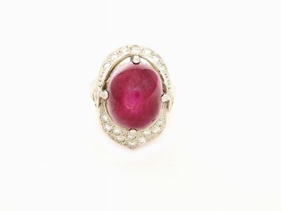 Anello in Oro Bianco, Diamanti e Rubino Asteria