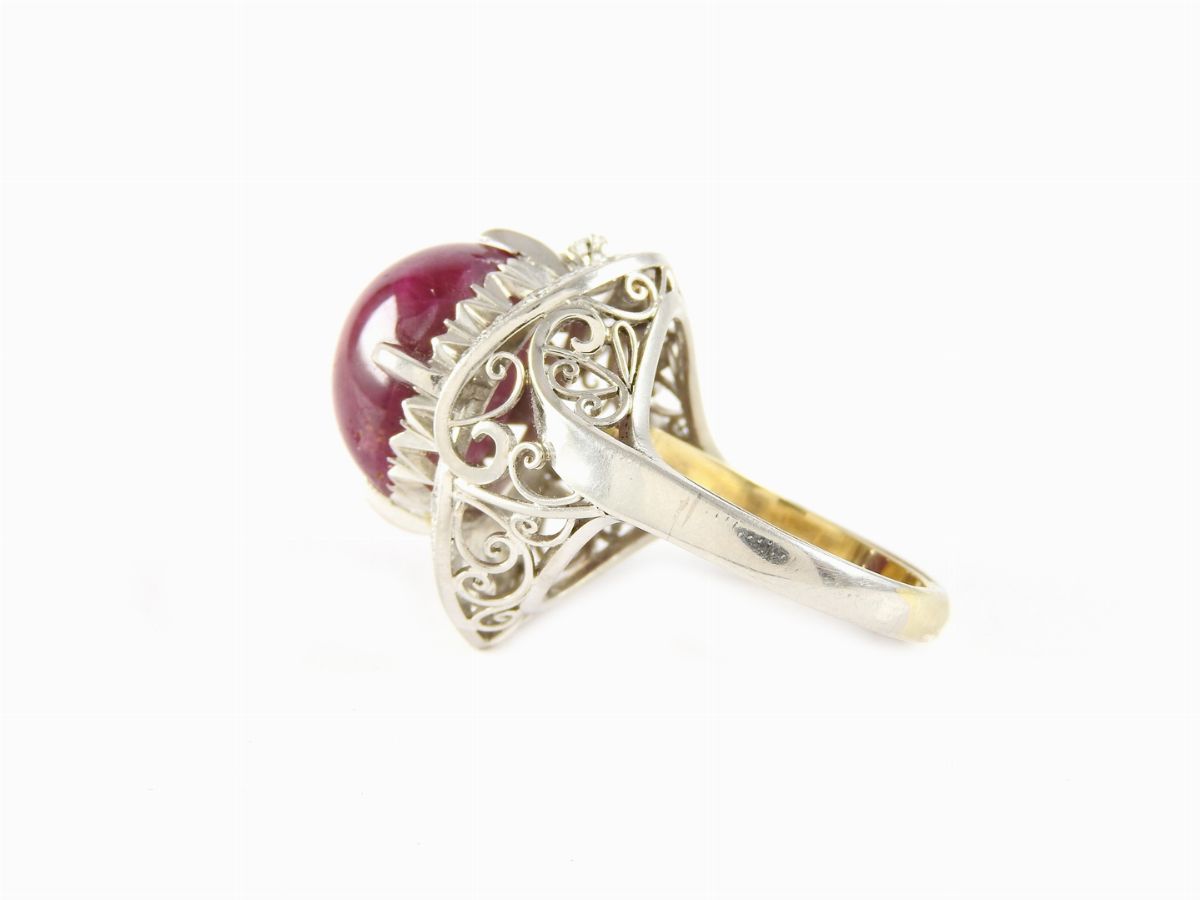Anello in Oro Bianco, Diamanti e Rubino Asteria