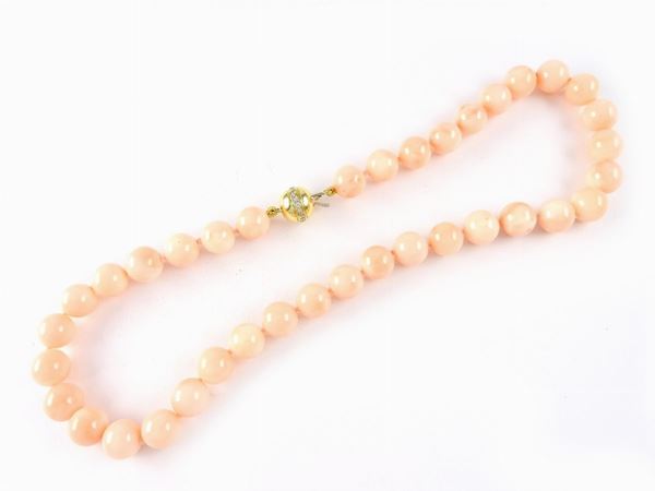 Pink coral necklace with yellow gold clasp set with diamonds