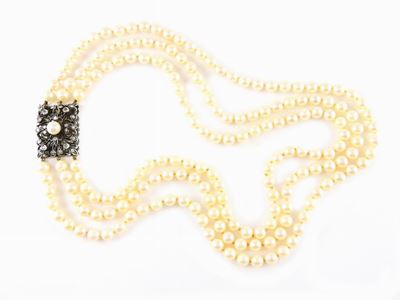Girocollo a Tre Fili di Perle Coltivate Akoya con Fermezza in Oro Giallo, Argento, Diamanti e Per...