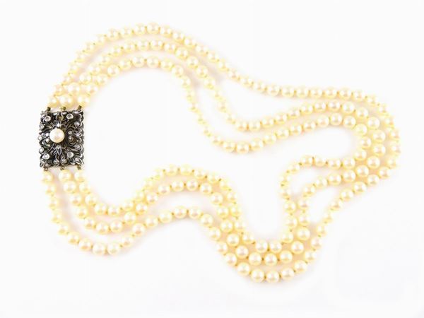 Girocollo a tre fili di perle coltivate Akoya con fermezza in oro giallo, argento, diamanti e perla