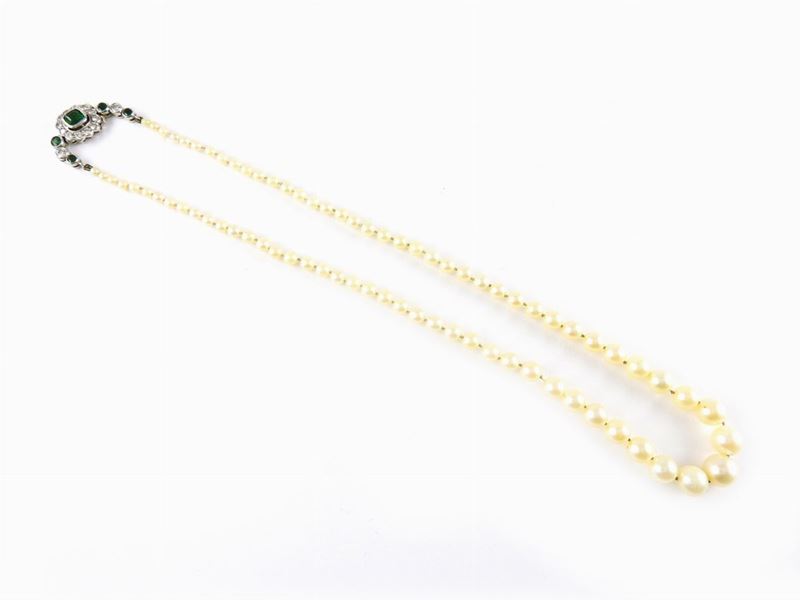 Girocollo Scalare di Perle Coltivate Akoya con Fermezza in Oro Bianco, Diamanti e Smeraldi