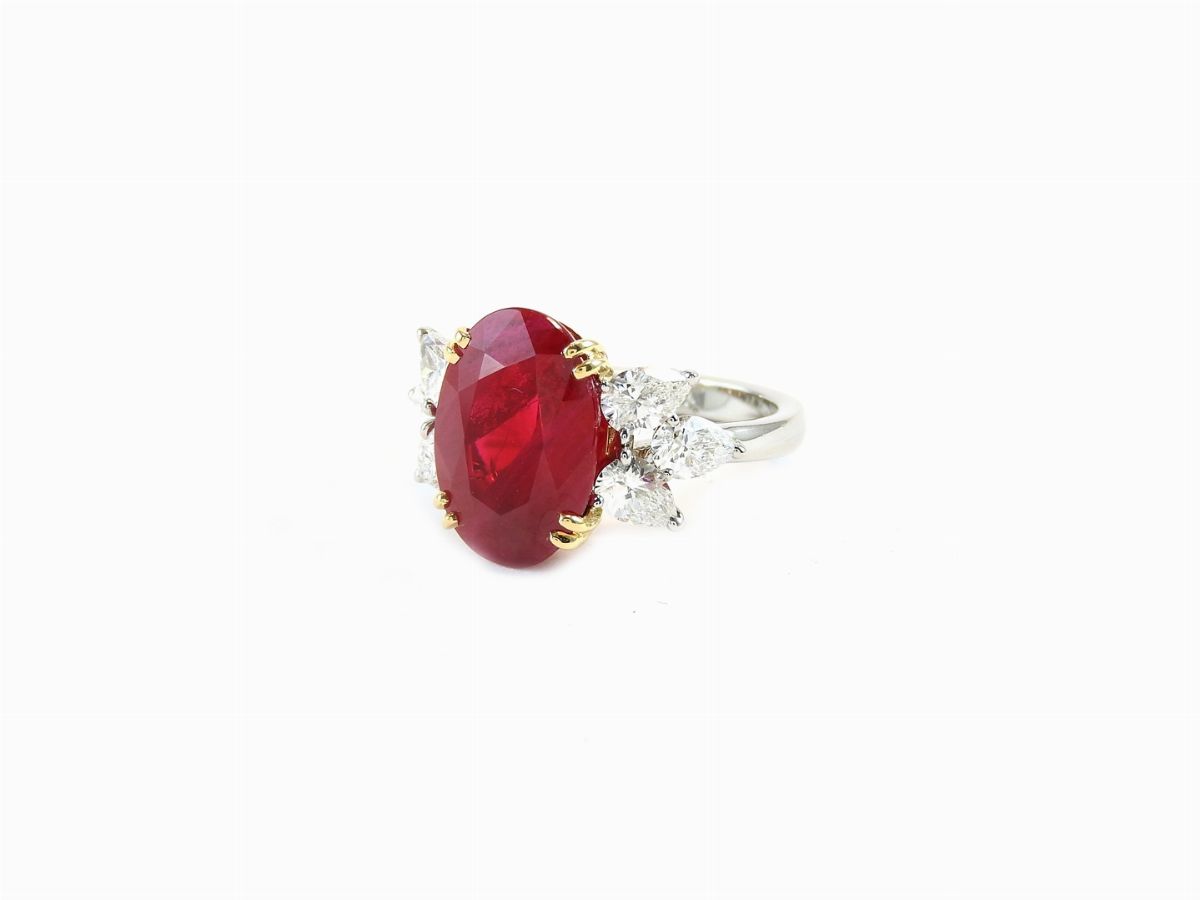 Anello in Oro Bianco, Diamanti e Rubino Birmano