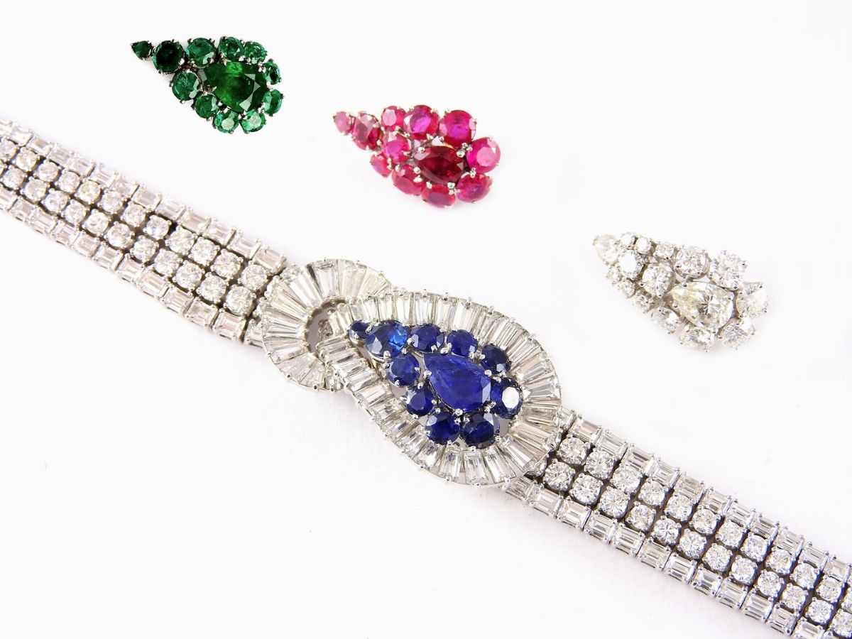 Bracciale in Platino e Diamanti con Piastre in Diamanti, Rubini, Zaffir e Smeraldi