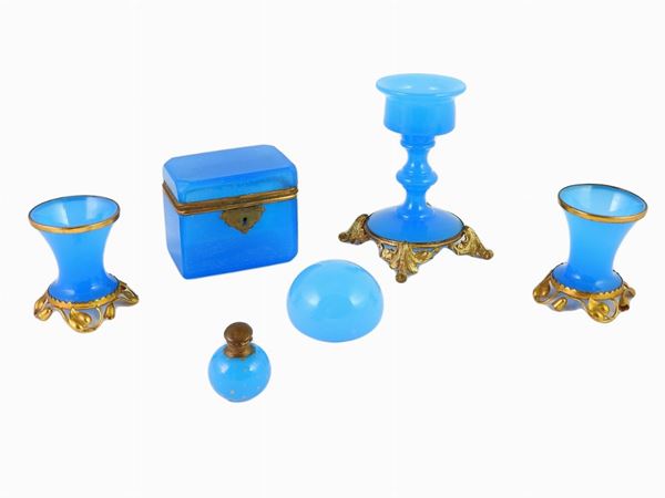 Lotto di oggetti in vetro opaline azzurro