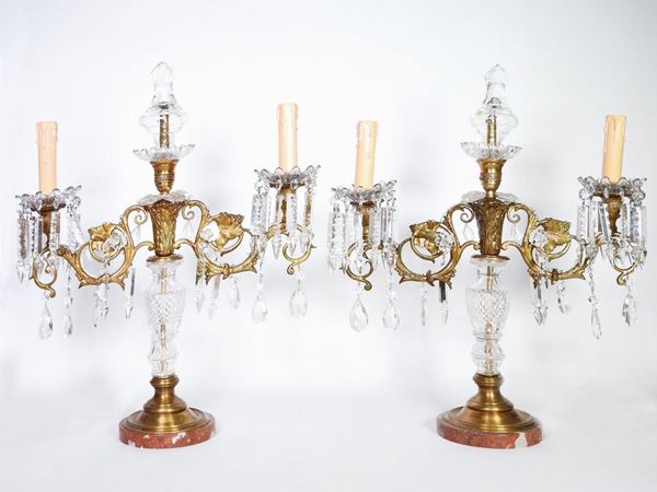 Coppia di candelabri in metallo dorato, vetro e cristallo