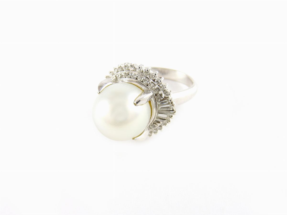 Anello in Platino con Diamanti e Perla Coltivata South Sea