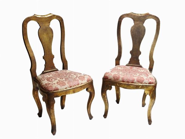 Serie di dieci sedie a pattona in legno dorato