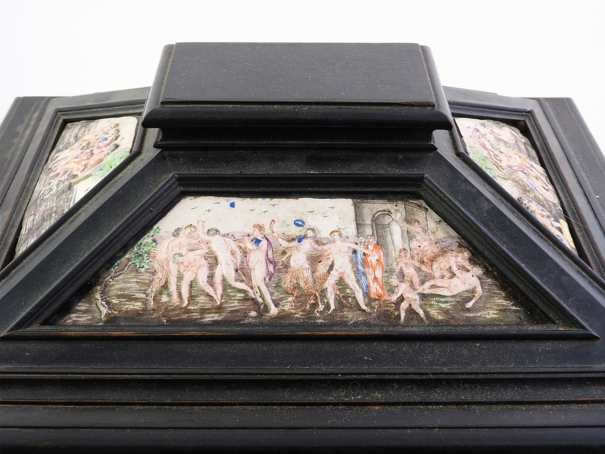 Scrigno Ad Urna in Legno Ebanizzato