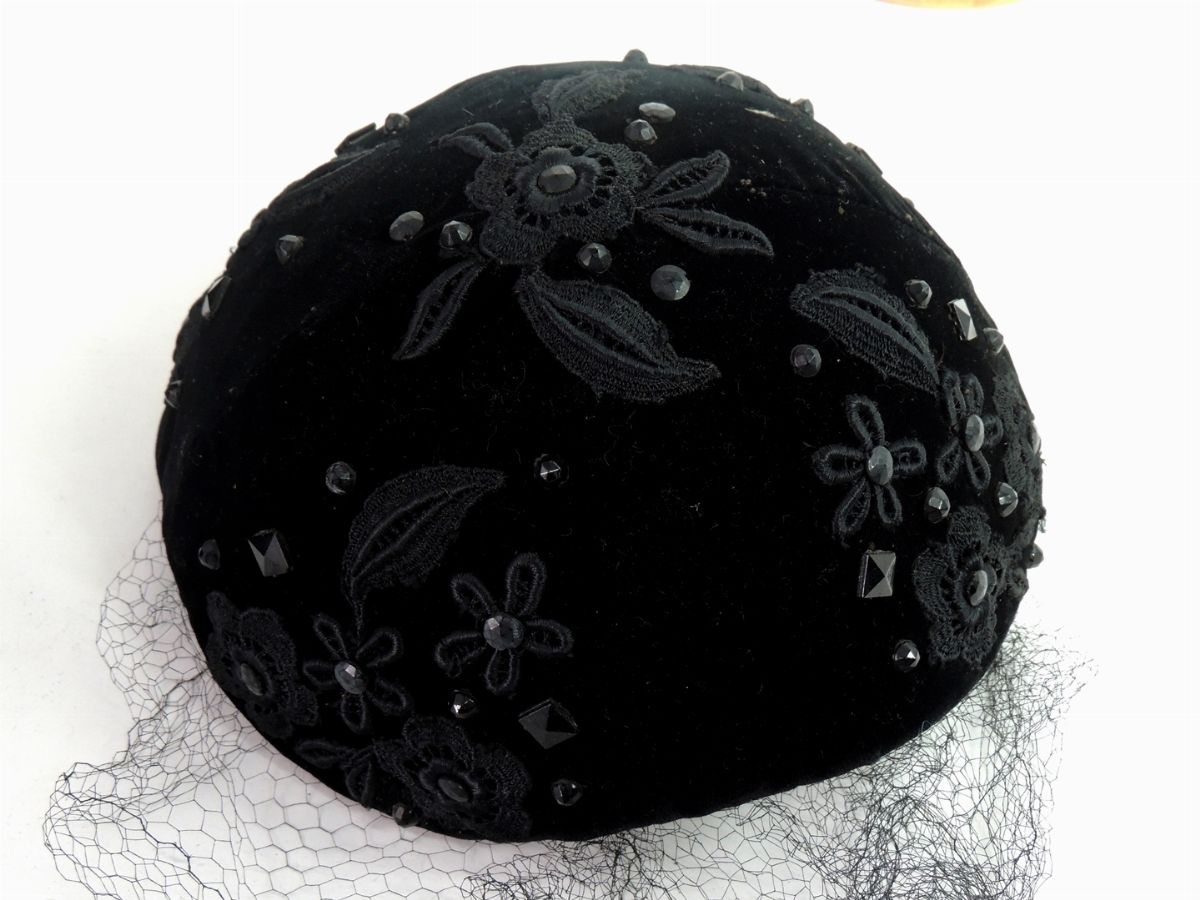 Tre Cappellini in Velluto e Panno Nero