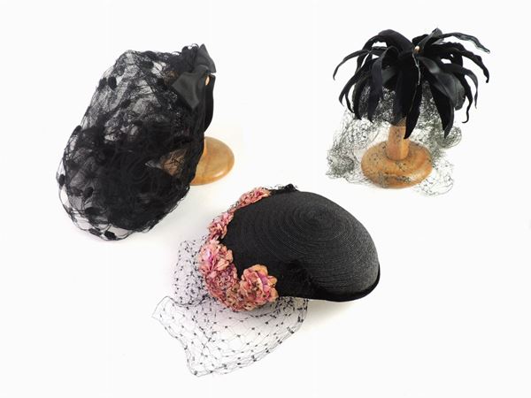 Tre cappelli/ornamento in paglia, tulle e velluto nero