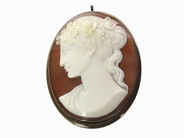 Pendant with a lady's profile portraying seashell cameo