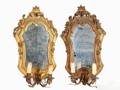 Serie di Cinque Appliques a Ventola in Legno Intagliato e Dorato
