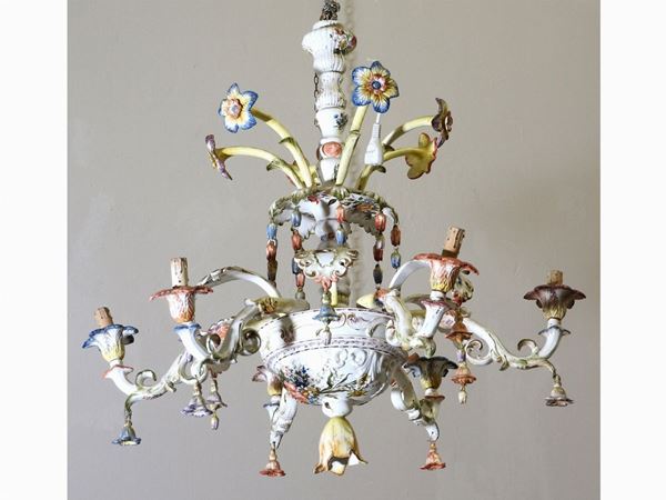 Lampadario in ceramica policroma di Bassano  - Asta Arredi e dipinti antichi - I - Maison Bibelot - Casa d'Aste Firenze - Milano
