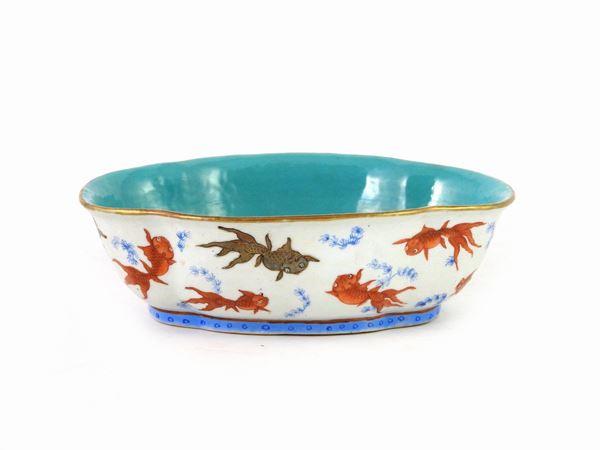 A Quing Dinasty (Xianfeng Period) or Republic Period Porcelain Jardiniere