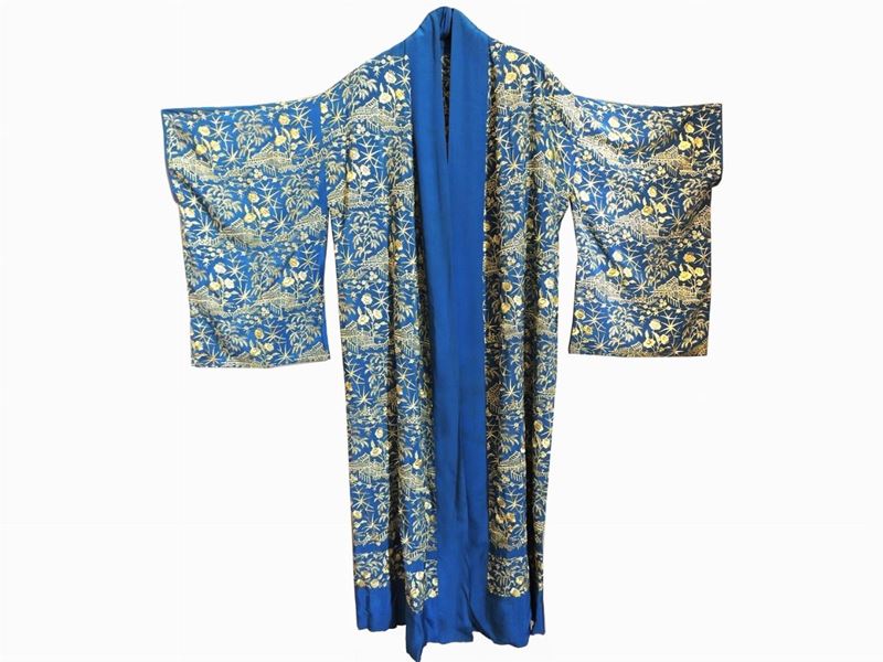 Kimono in Seta Blu con Ricami Floreali Gialli