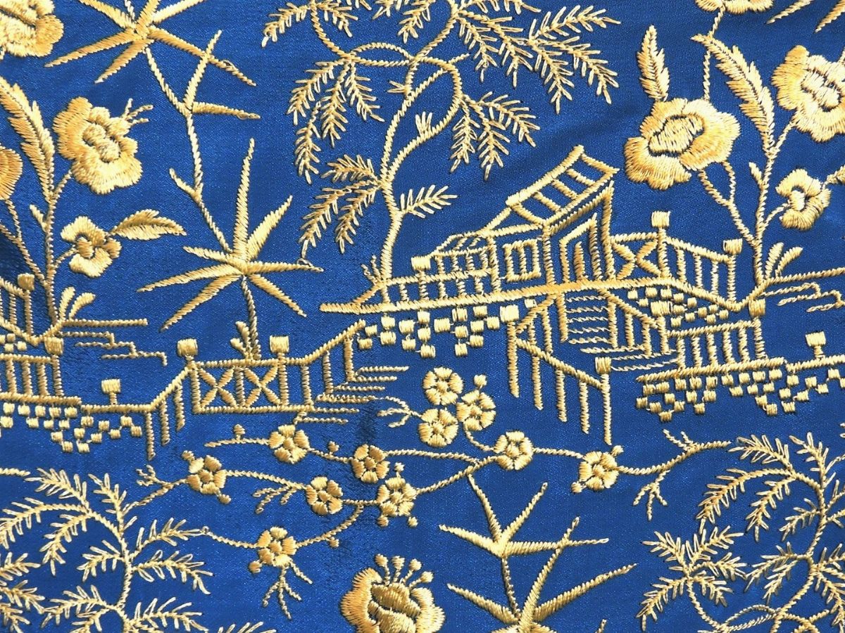 Kimono in Seta Blu con Ricami Floreali Gialli