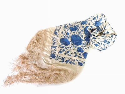 Scialle in Seta Avorio con Ricami Blu