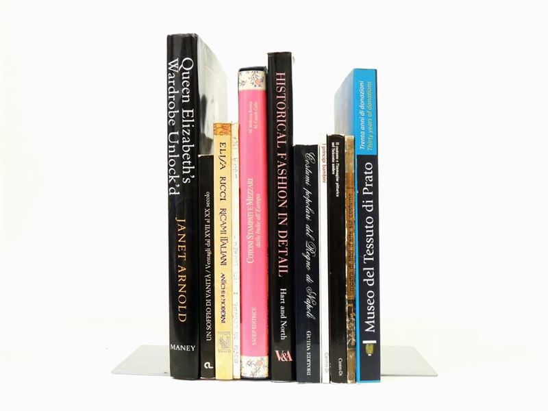 Undici Libri su Costumi e Tessuti
