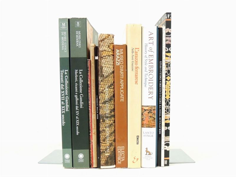 Dodici Libri su Tessuti e Arazzi