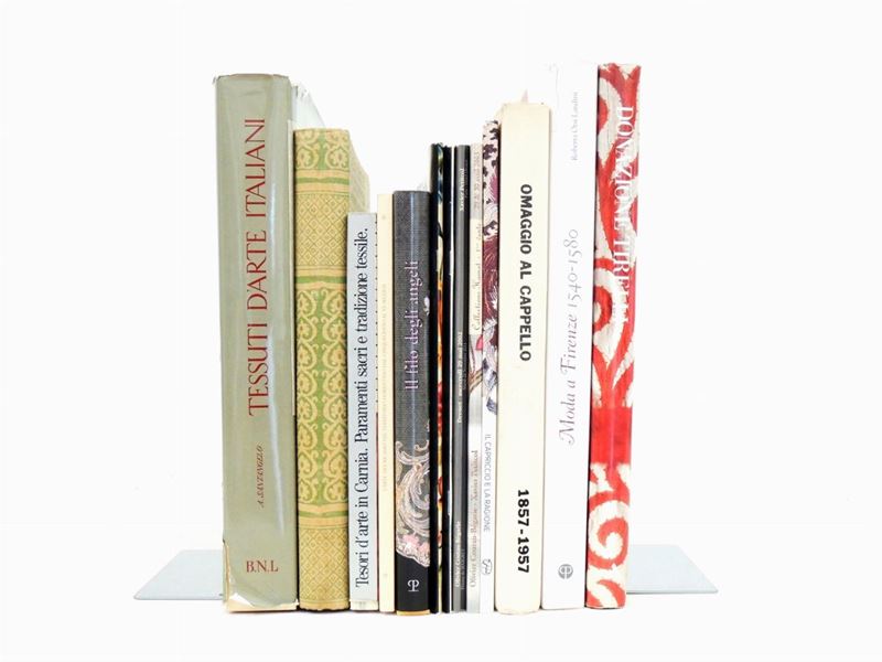 Quattordici Libri e Cataloghi su Tessuti e Moda