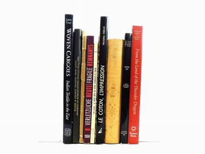 Nove Libri su Tessuti e Tappeti Orientali