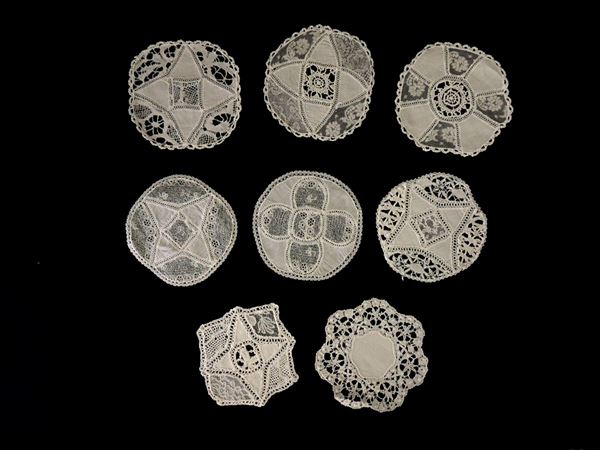 Lotto di centrini e fazzoletti in cotone e lino