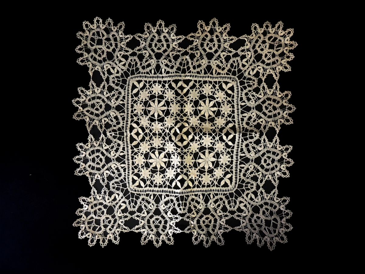 Lotto di Centrini e Fazzoletti in Cotone e Lino