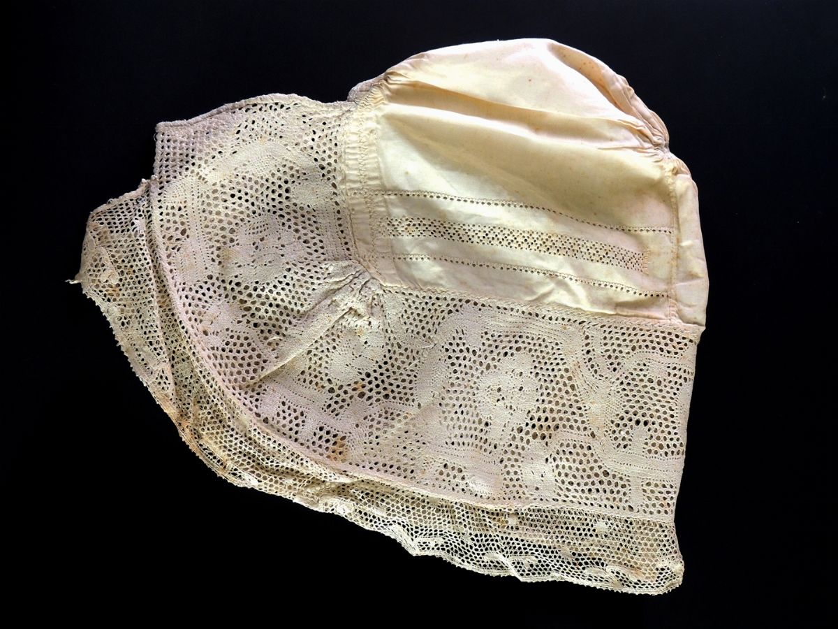 Tre Cuffie Ricamate in Lino e Cotone