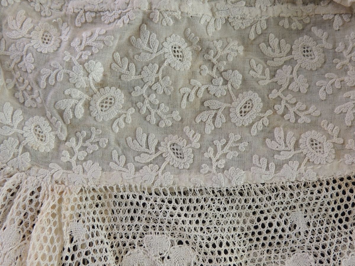 Tre Cuffie Ricamate in Lino e Cotone