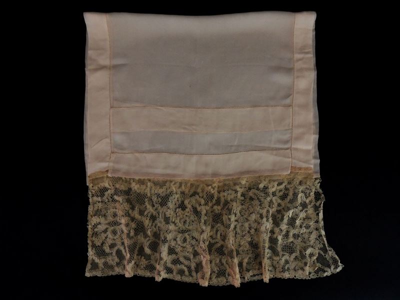 Sciarpa in Seta Beige e Due Fazzoletti Ricamati