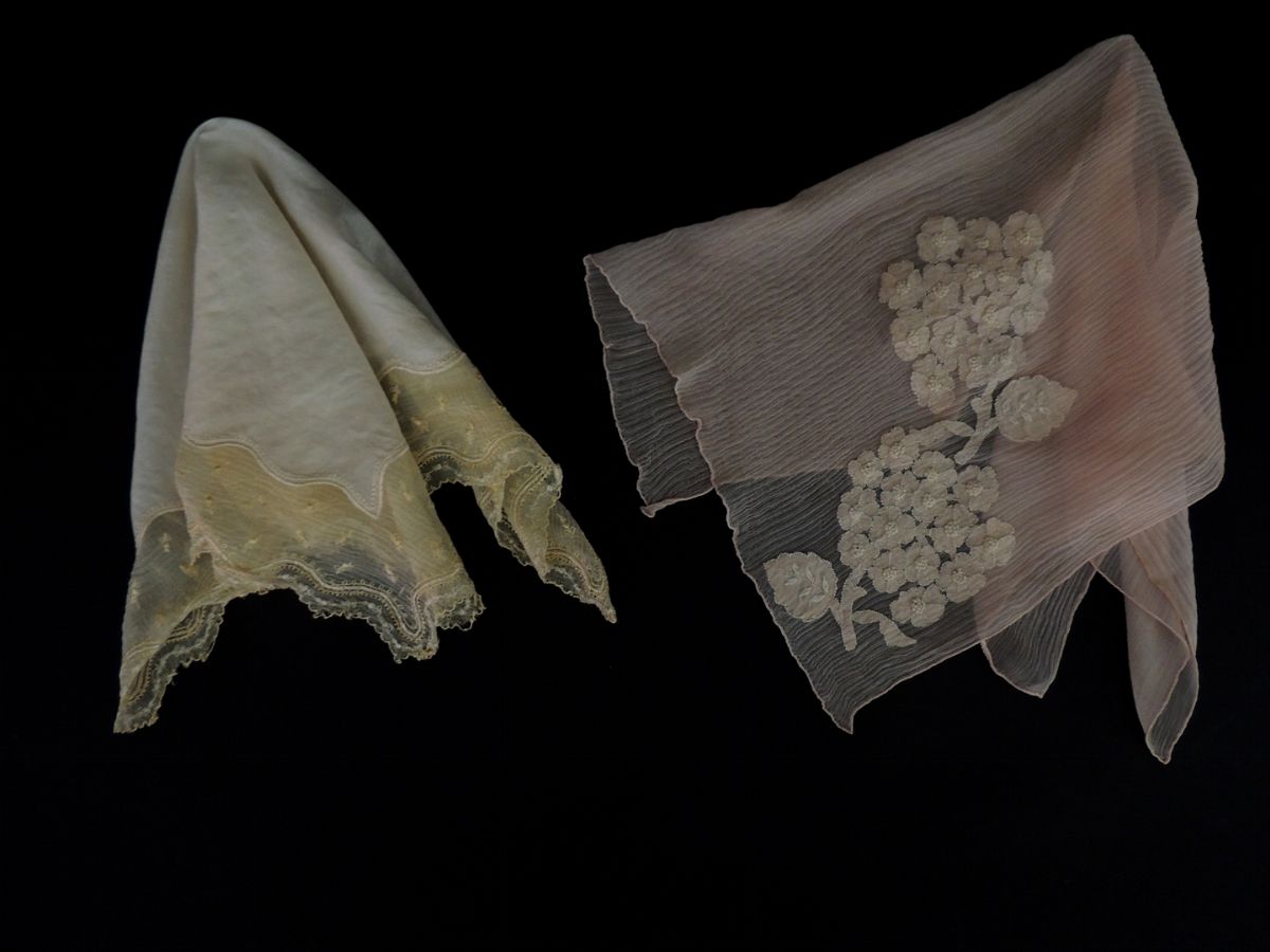 Sciarpa in Seta Beige e Due Fazzoletti Ricamati
