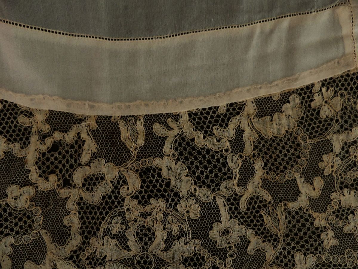Sciarpa in Seta Beige e Due Fazzoletti Ricamati