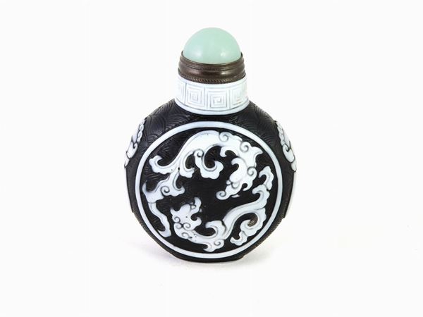 A White Overlay Black Glass Snuff Bottle