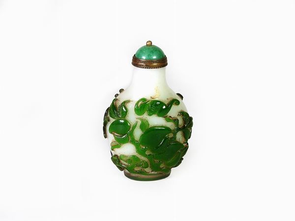 A Green Overlay White Glass Snuff Bottle